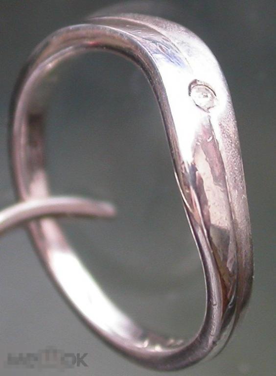 Серебряное кольцо-волна с фианитом. 925 проба. 2.4 гр. Размер 17.