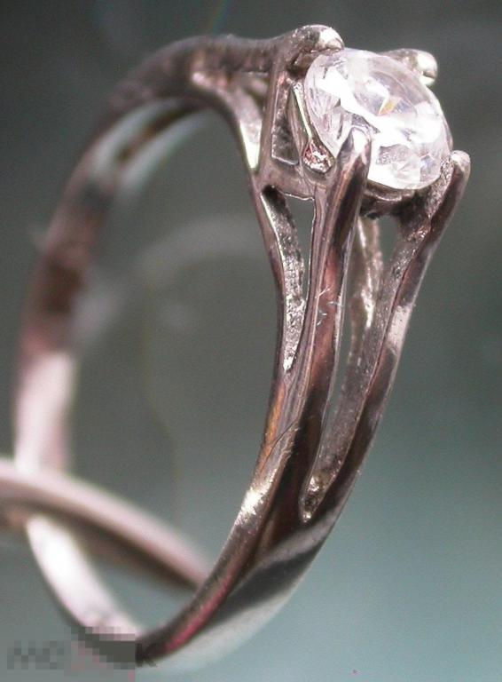 Серебряное кольцо с фианитом. 925 проба. 1.4 гр. Размер 15.