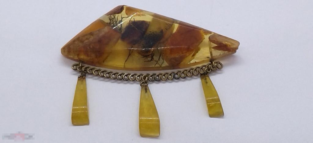 КРУПНАЯ БРОШЬ.СССР ПЛАСТИК ПОД ЯНТАРЬ, ЛАТУНЬ.