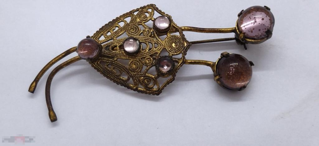 СТАРИННАЯ БРОШЬ. КАБОШОНЫ, ЛАТУНЬ ЧЕХОСЛОВАКИЯ  7*2,7 см