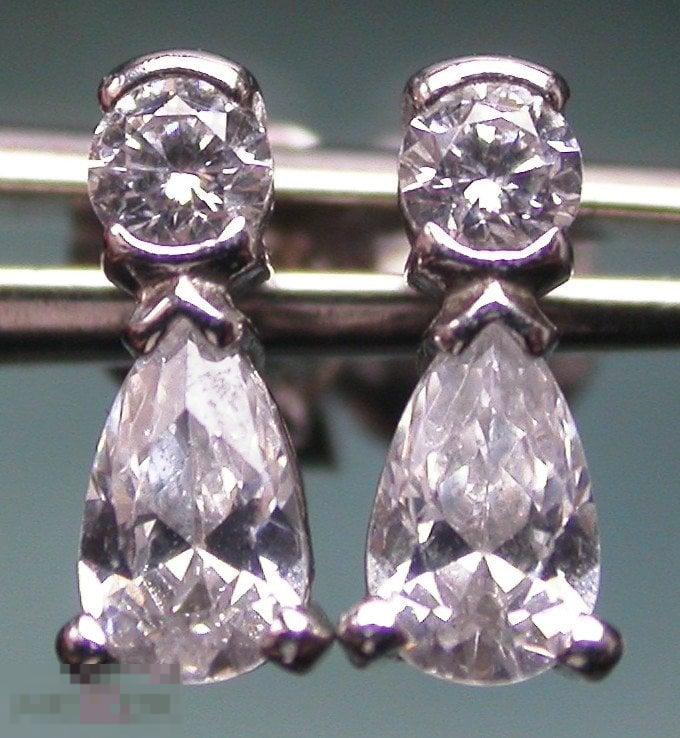 Серебряные серьги-гвоздики с фианитами. 925 российская проба. 1.0 гр.