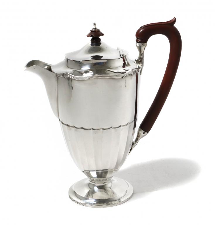 Серебряный кофейник.  Англия, 1923 год.