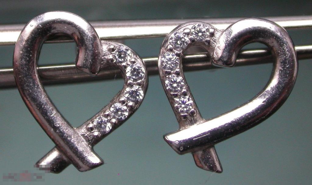 Серебряные винтовые сережки с фианитами. 925 российская проба. 1.4 гр. Не ношены.
