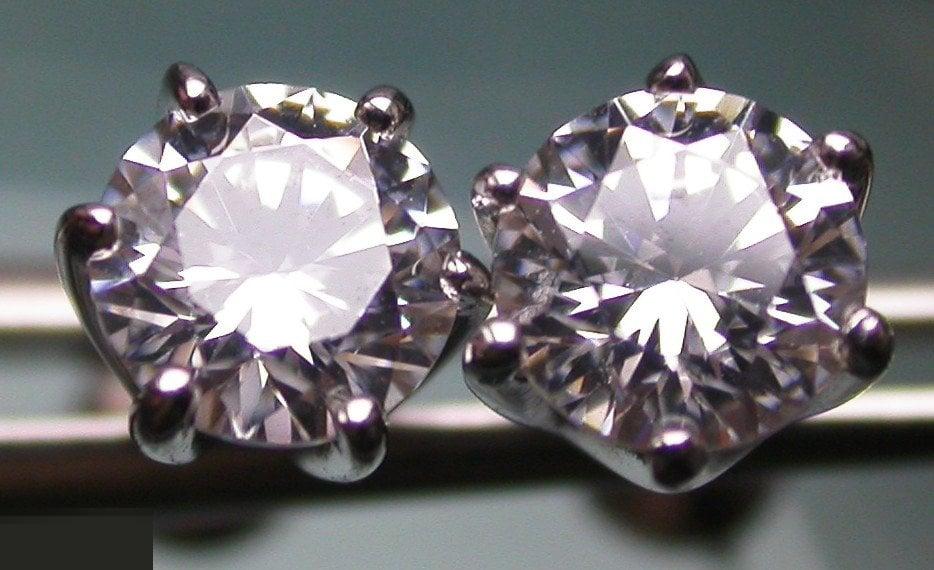 Серебряные винтовые серьги-гвоздики с фианитами. 925 российская проба. 1.8 гр.