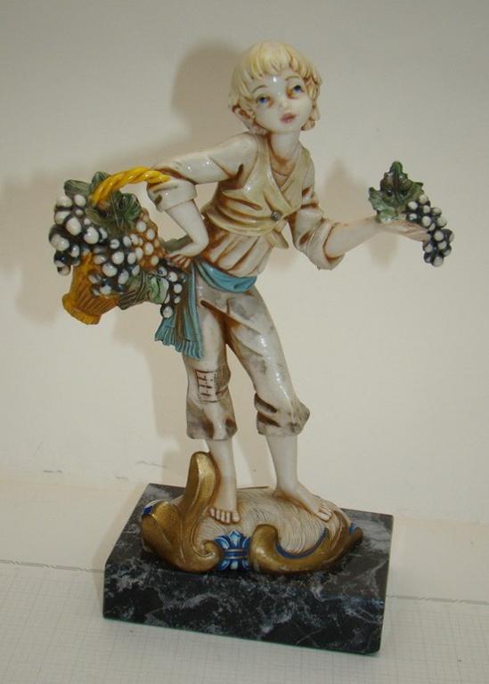 Simonelli фигурка статуэтка винтажная Мальчик с виноградом (A332)