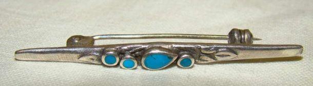 Брошь серебряная с камнем (H668)