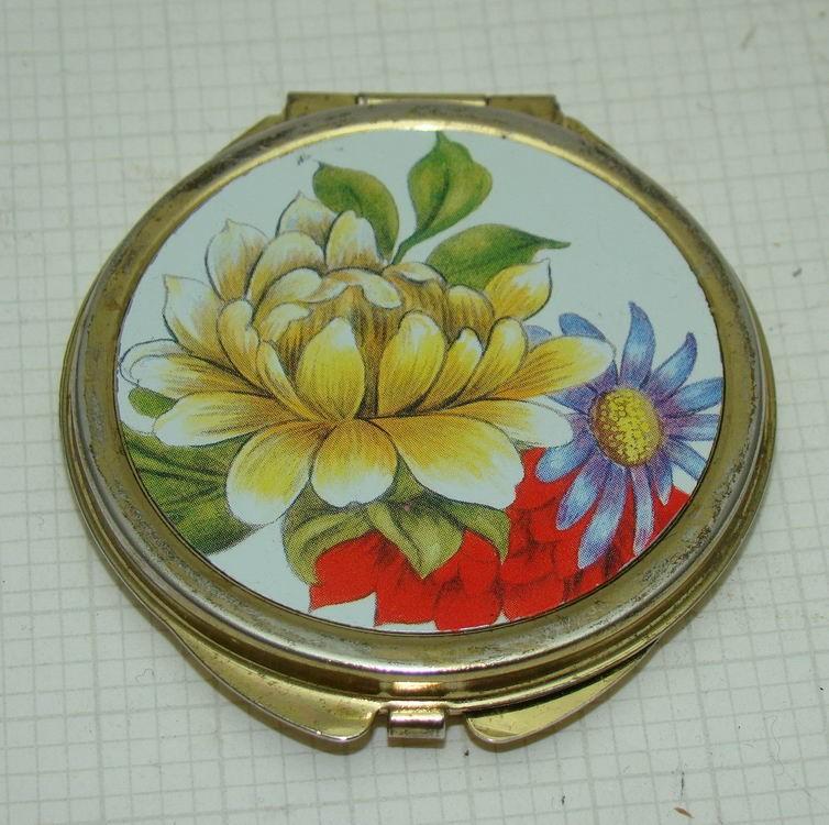 Таблетница с тремя секциями и зеркальцем (U619)
