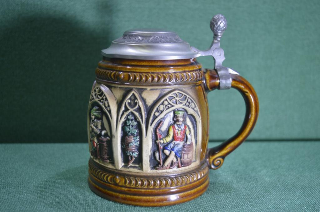 Кружка пивная керамическая, с крышкой. Сценки в трактире. Керамика, Германия.