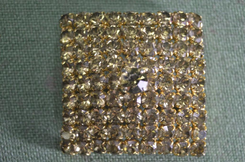 Брошь брошка массивная. Белые вставки. Яблонекс. Чехословакия.