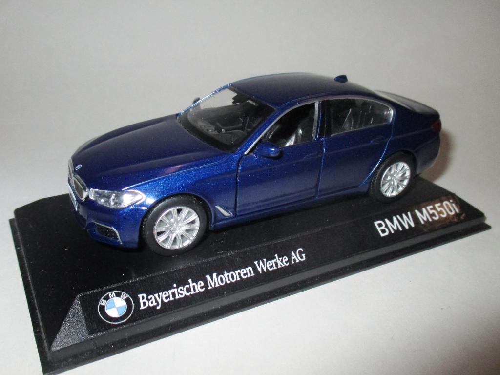 модель авто BMW M550i / БМВ М550и (на подставке), читайте описание!!!