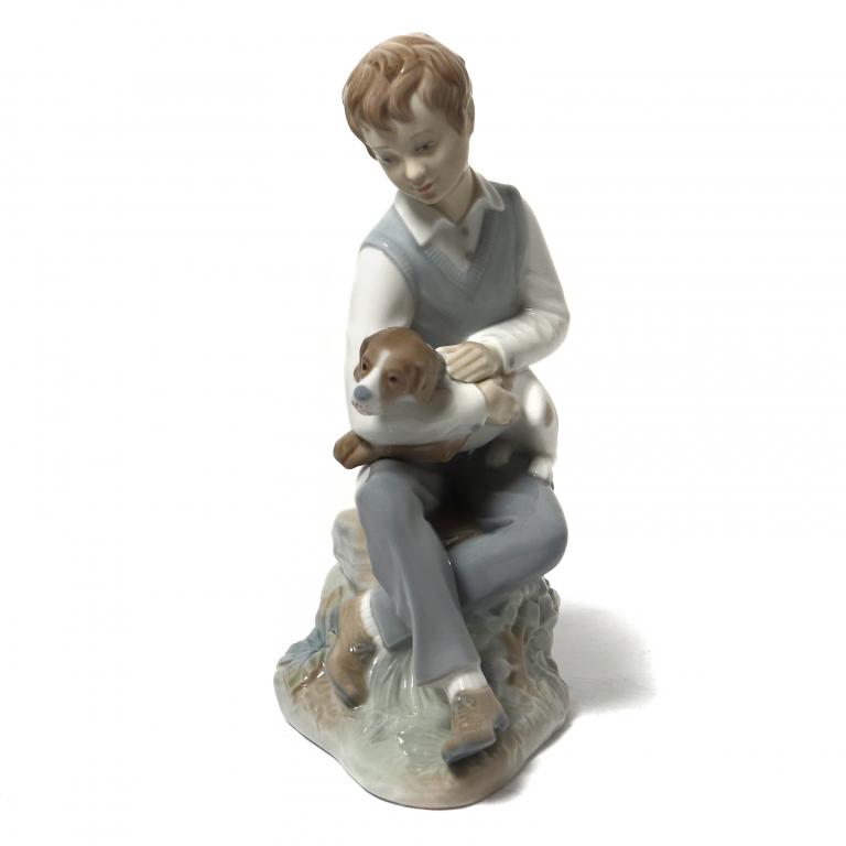 Фарфоровая фигура "Мальчик с щенком". Zaphir