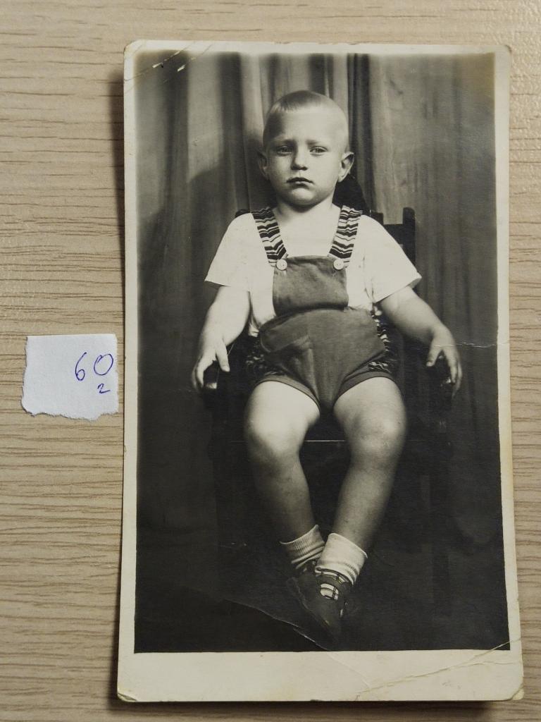 Фотография "Мальчик в комбинезоне на стуле. СССР. 60-е годы."