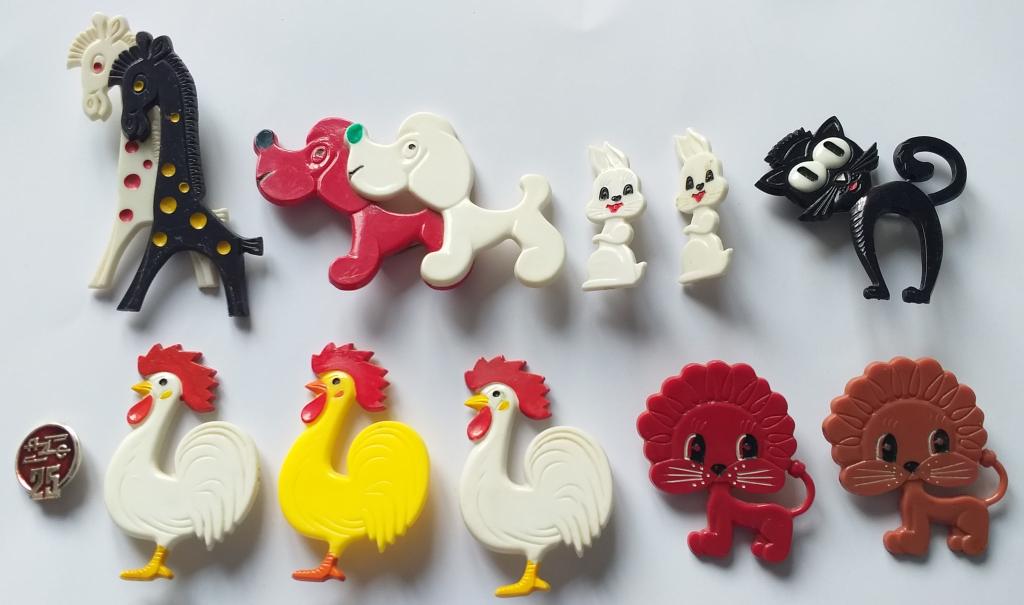 эмблема  Псковского завода аппаратуры дальней связи  и детские значки СССР этого завода .....