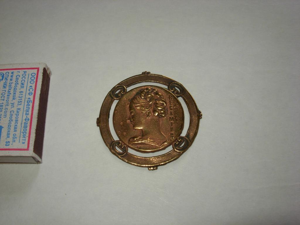 Накладка старинная жетон ПРОФИЛЬ ДАМЫ ДЕВУШКА, модерн латунь патина , добротная , REGAMIER 19 век