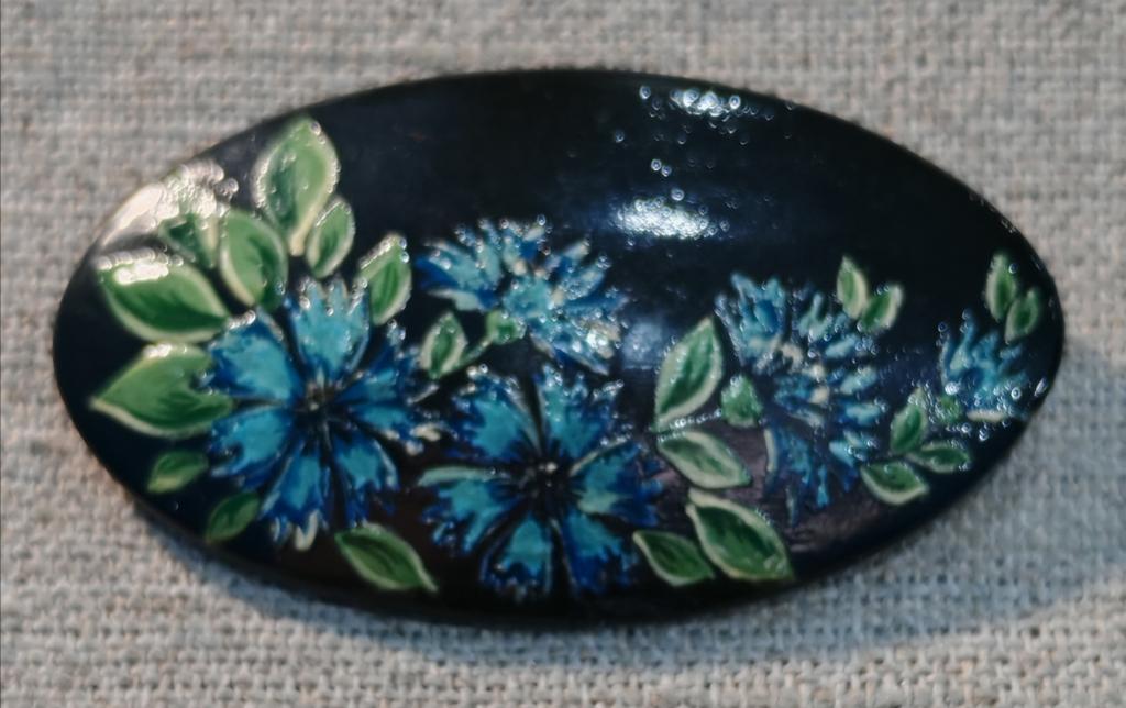 Красивая живописная брошь, лаковая миниатюра " Цветы - незабудки " Палех - Мстера, СССР.