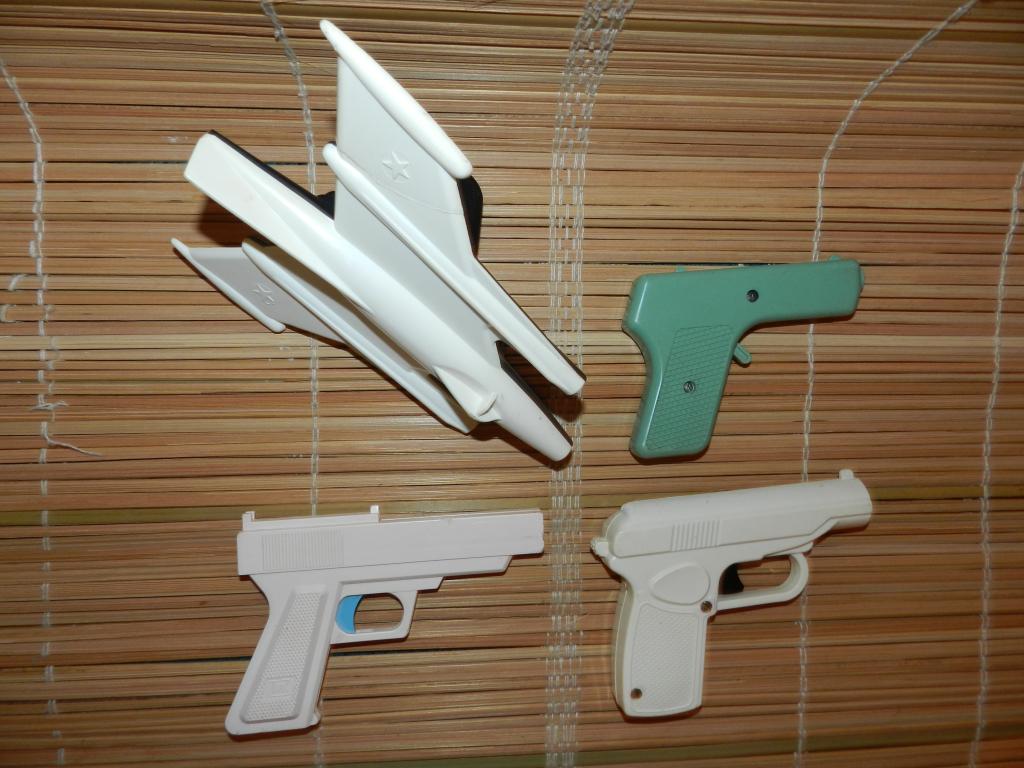 Пистолеты-Детские 4 шт. ПРУЖИННЫЕ ПОД ПРИСОСКИ и МЕХАНИЧЕСКИЕ. Игрушки СССР 1970-80гг