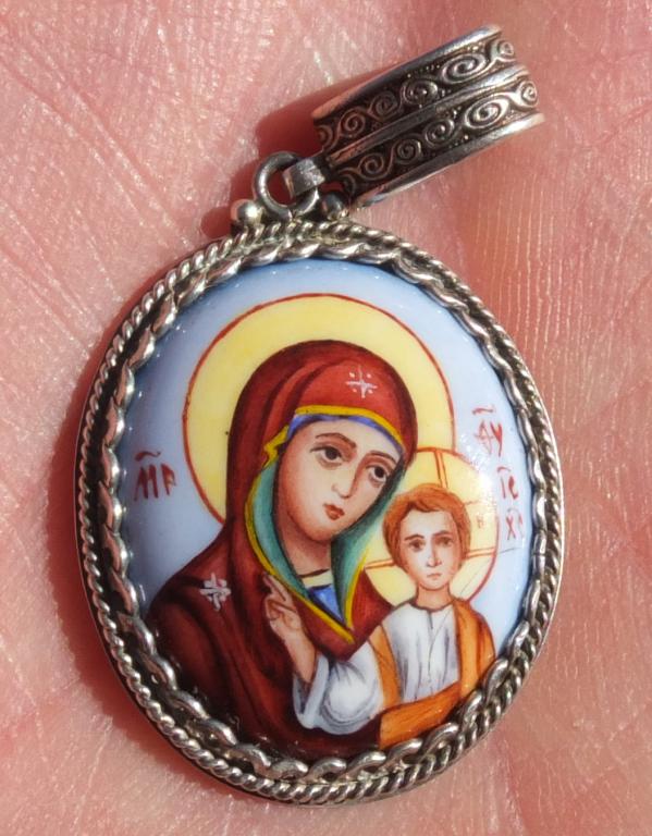 нательная иконка Богородица, роспись по финифти, серебро