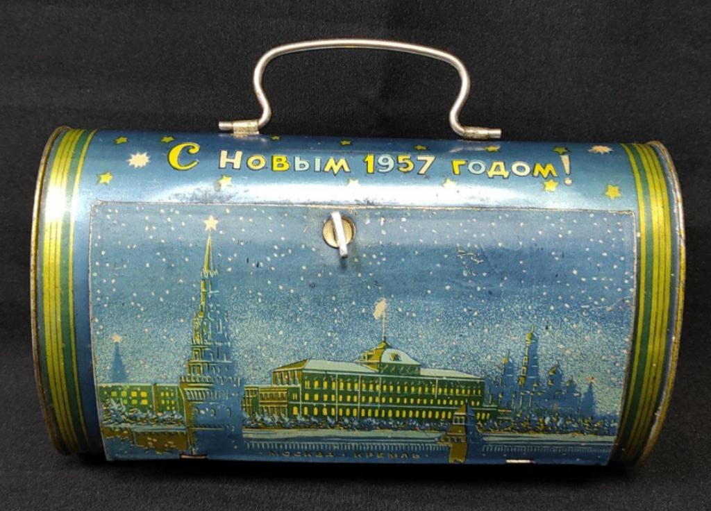Коробка жестяная "С новым 1957 годом!" Москва Кремль. Винтаж. СССР.