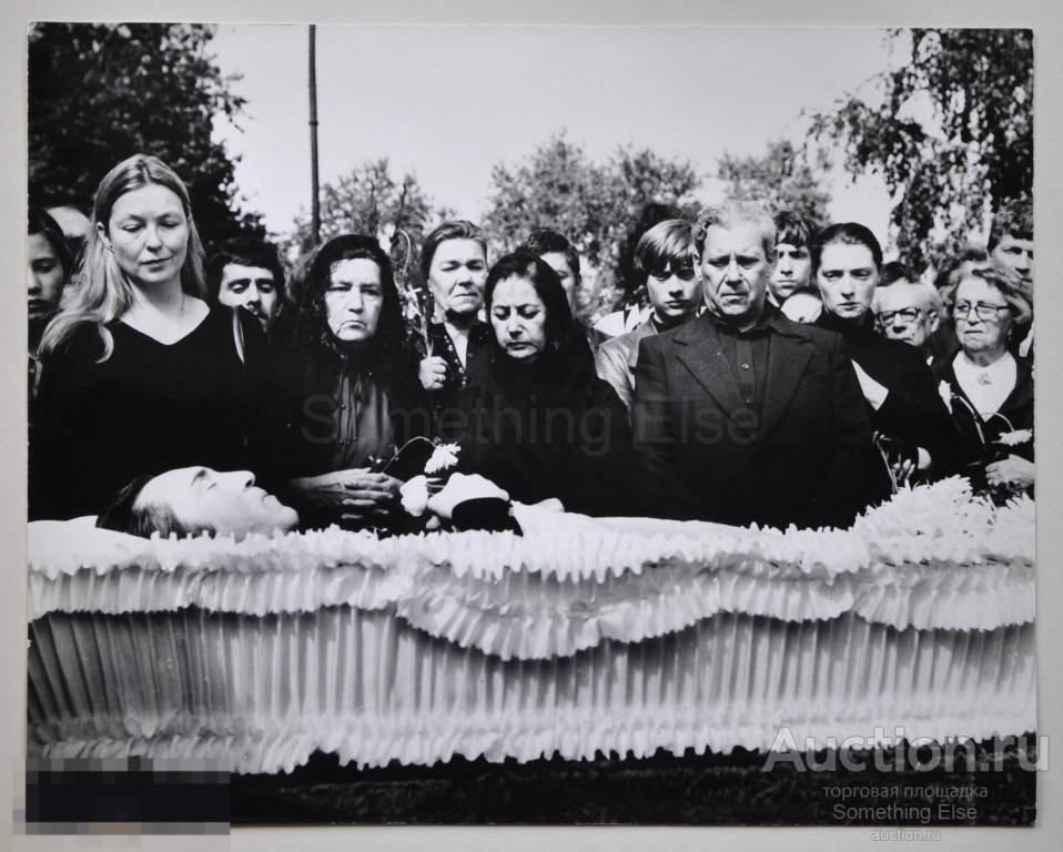 Фотография «Владимир Высоцкий. Ваганьковское кладбище. Жена Марина Влади». 1980г.