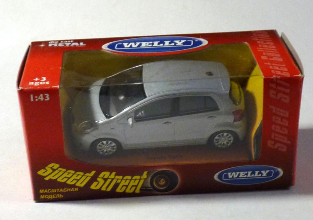 Масштабная модель Toyota Yaris Welly 1:43 в коробке Велли