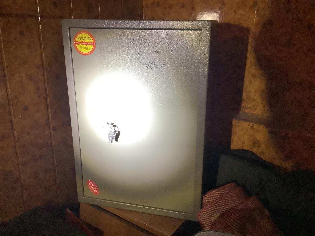 Сейф новый вес 40 кг  размер 44х35х63 (ш.г.в.).