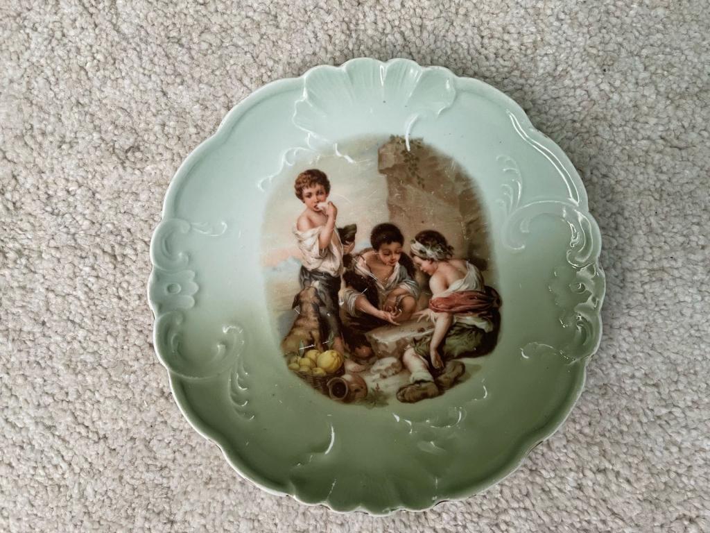 Тарелка настенная фарфоровая: Игроки в кости, Кузнецов, Россия (Б, 3.25)