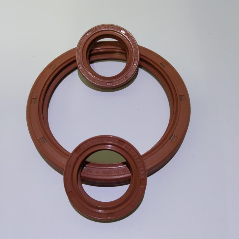 Сальники двигателя ВАЗ, комплект - 3 штуки , армированные,новые. Пр-во Германия.