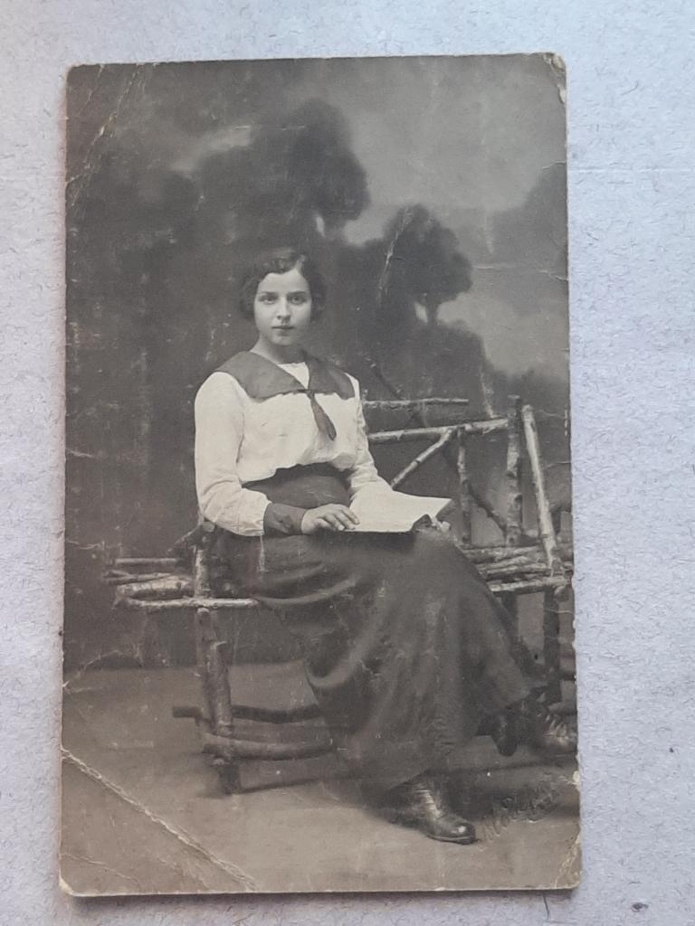 ФОТО ДЕВУШКА С КНИГОЙ МОДЕРН ТУЛА