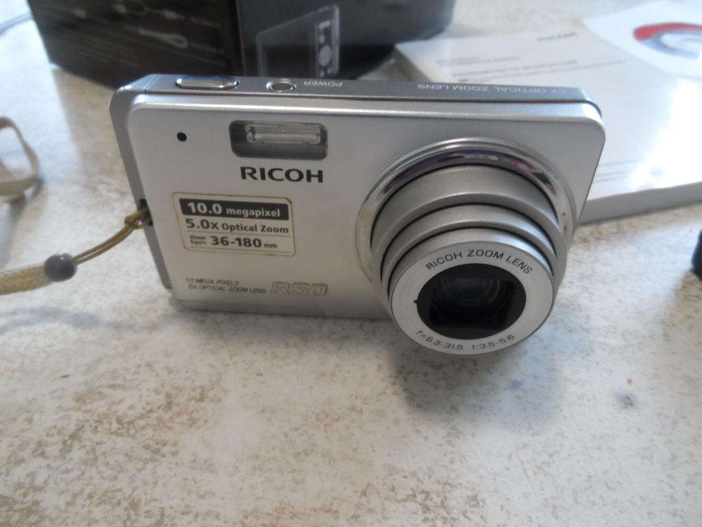 ЦИФРОВОЙ ФОТОАППАРАТ - RIKON - R50  DIGITAL CAMERA  - ОТЛИЧНО РАБОТАЮЩИЙ. В УПАКОВКЕ.