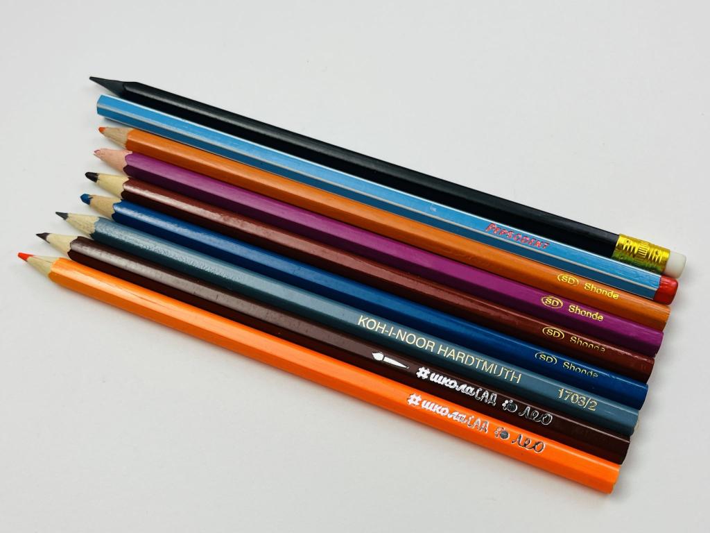 Набор из 9 цветных карандашей без упаковки 