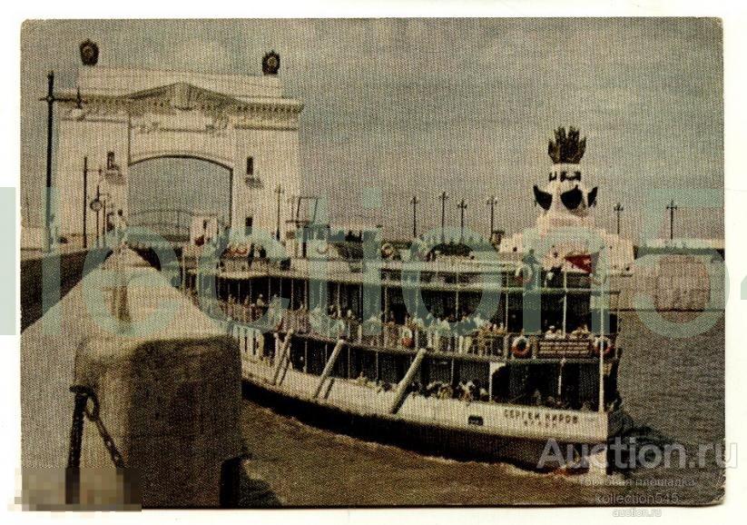 Теплоход Киров выходит из шлюза.