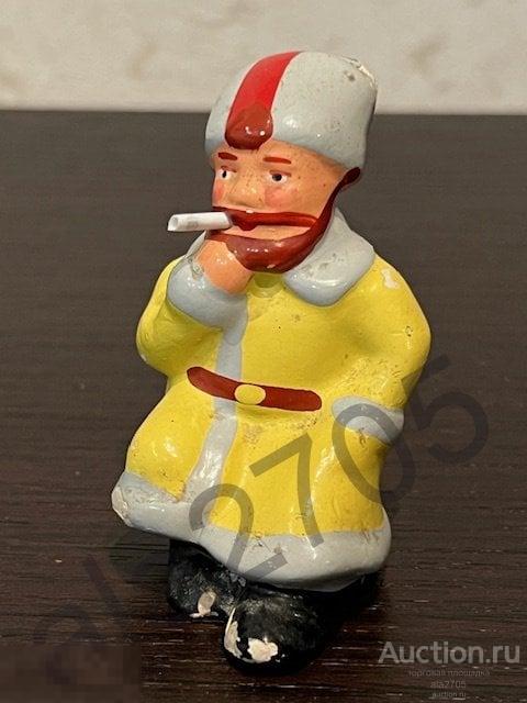Гипсовая статуэтка Мужик в папахе (курильщик), 70 годы.