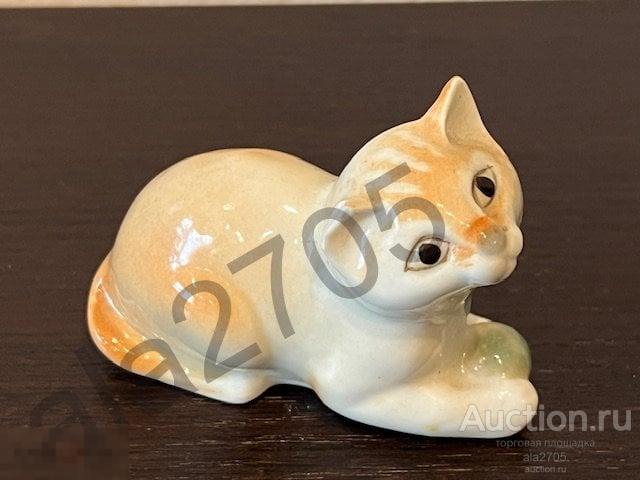 Фарфоровая статуэтка Кошка с мячом,  котенок с мячом, ЛФЗ скол