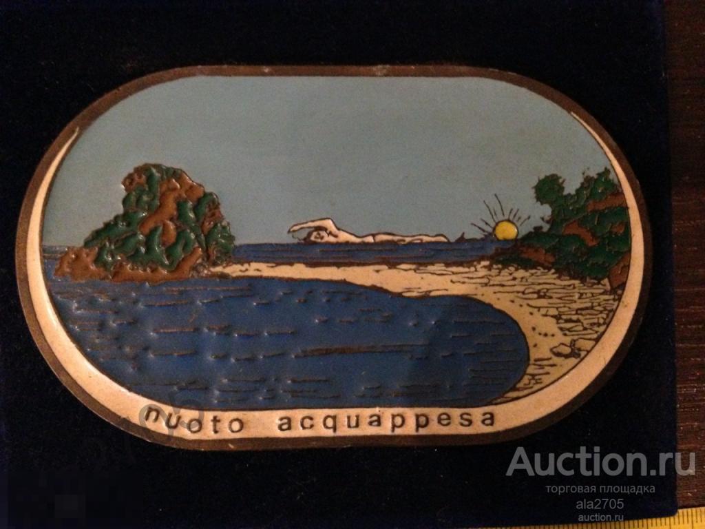 Плакетка настольная У моря, плавчиха, латунь эмаль, винтаж, тяжелая, 60 годы, Италия