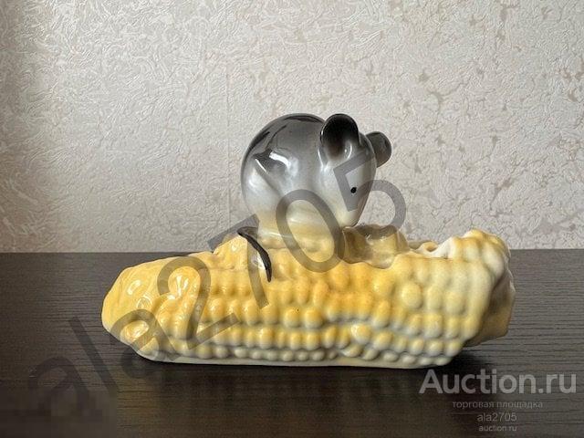 Мышка грызёт кукурузу,  Фарфоровая статуэтка,  Румыния 60-70 г.. 