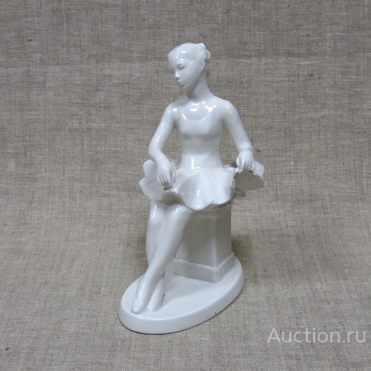 Статуэтка фарфоровая БАЛЕРИНА НА ТУМБЕ, ДФЗ/Вербилки, 1950-е гг.