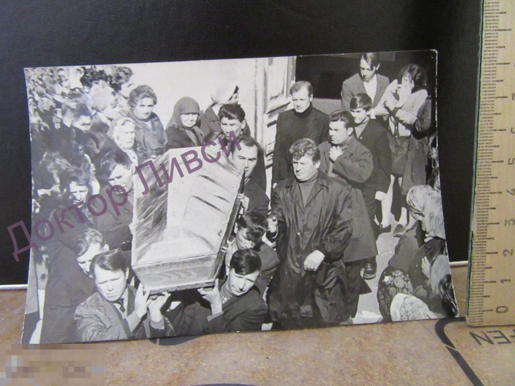 Выносят гроб Похороны / 03