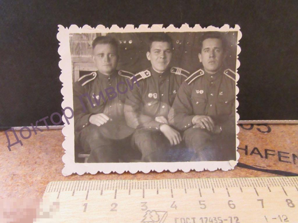 Трое курсантов с нагрудными знаками / 20 / ВС СССР Армия флот авиация