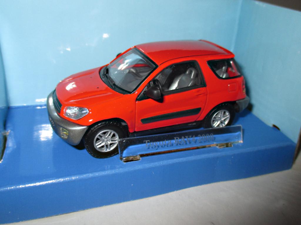 модель авто Toyota Rav 4 / Тойота Рав 4 ( Cararama ) Читайте описание!!!