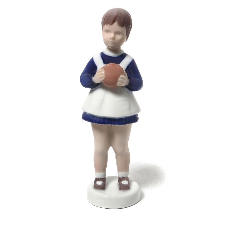 Фарфоровая фигура Девочка с мячом. Bing & Grondahl.