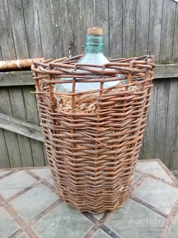 Бутыль в плетенной корзине.