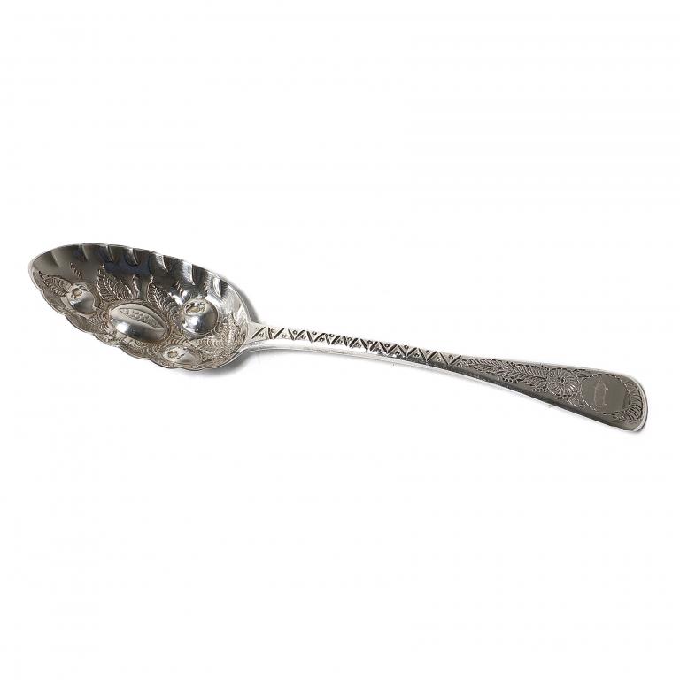 Серебряная сервировочная ложка. Англия, 1828 год