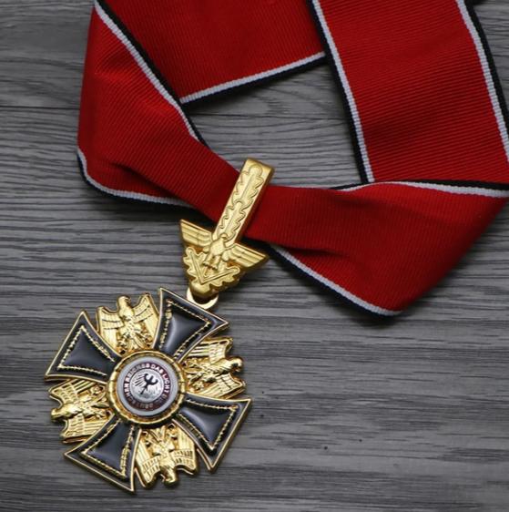 Германский орден (награда) без мечей Германия денацифицированный 1957г. реплика