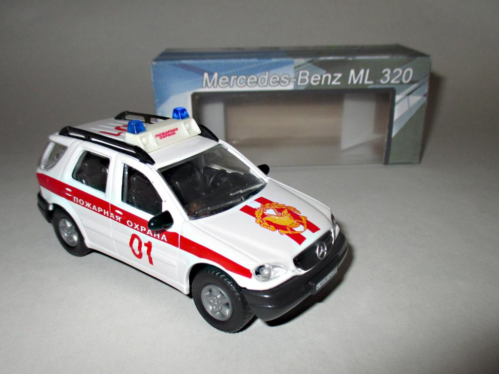 модель авто Mercedes Benz ML 320 / Мерседес Бенц МЛ 320 ( Cararama ) Читайте описание!!!