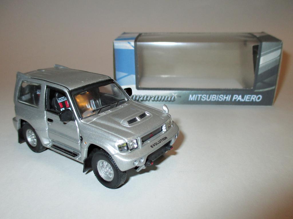 модель авто Mitsubishi Pajero / Мицубиси Паджеро ( Cararama ) Читайте описание!!!