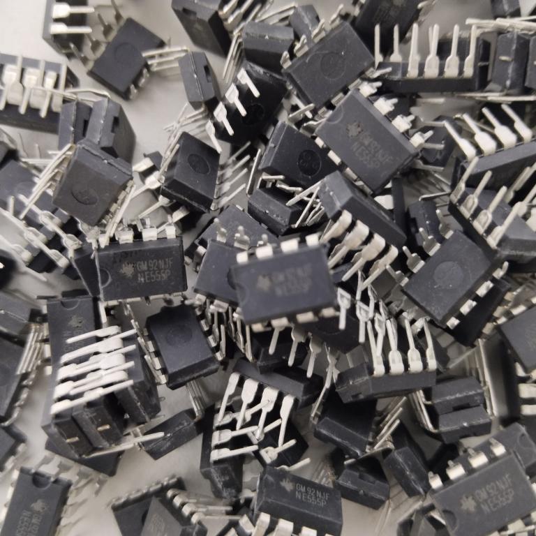 Микросхема NE555P (DIP-8), NE555 ,таймер реального времени.