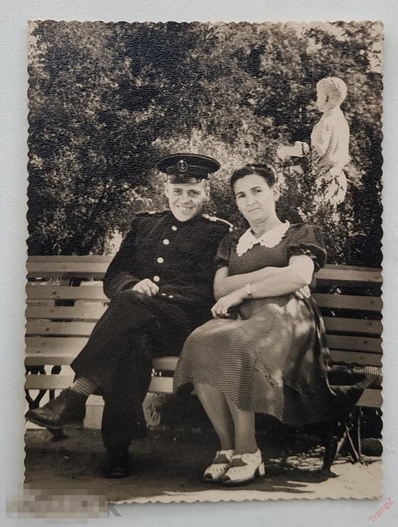 Фотография военнослужащий моряк мичман, женщина в платье, скамейка скульптура #130