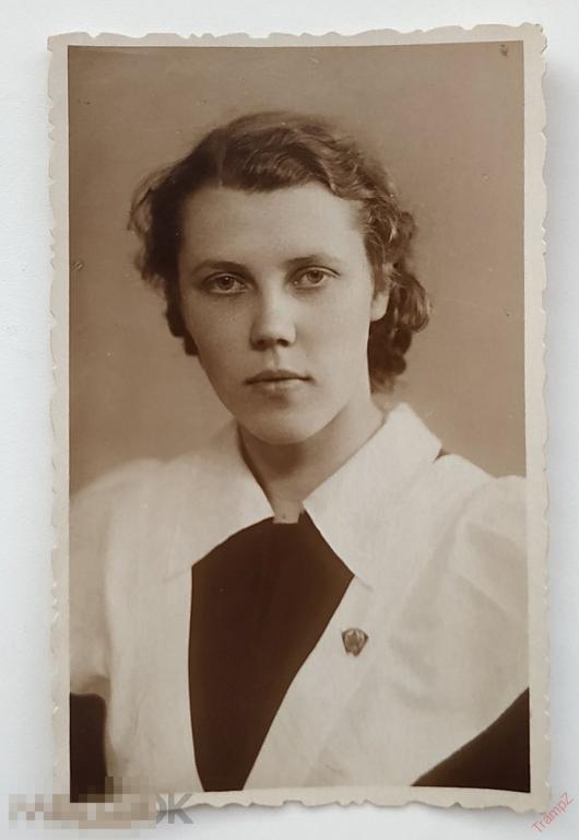 Фотография девушка комсомолка школьница ученица форма школа знак ВЛКСМ #144*