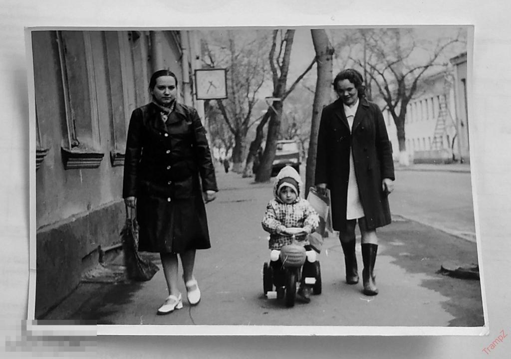 Фотография девушки, ребенок, педальный трактор игрушка, часы #145*