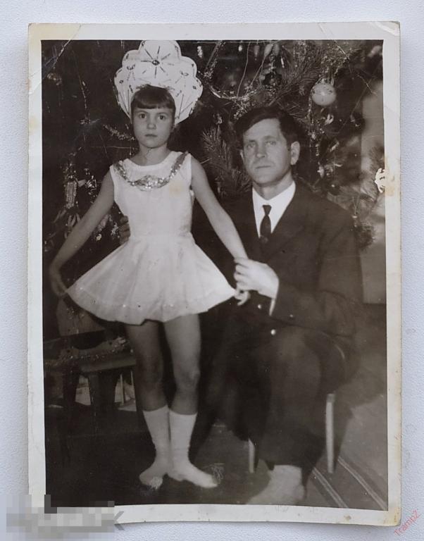 Фотография Новый год елка, девочка новогоднее платье кокошник, отец с дочкой #138*